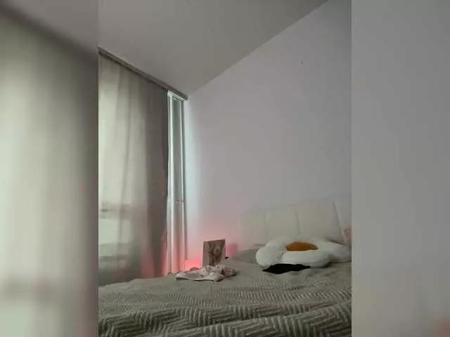 EmmSee from BongaCams