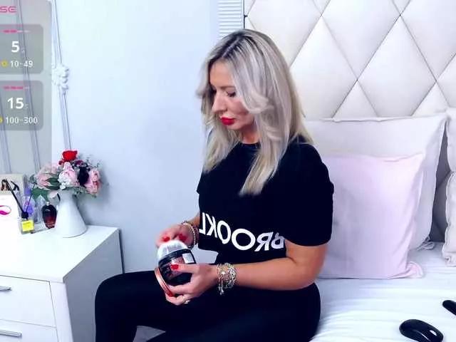 Explore our live girls sluts from our Custom and Multi clubs and checkout exclusive access to highly interactive content, such as shape, hair, titties, pussy type and many more.