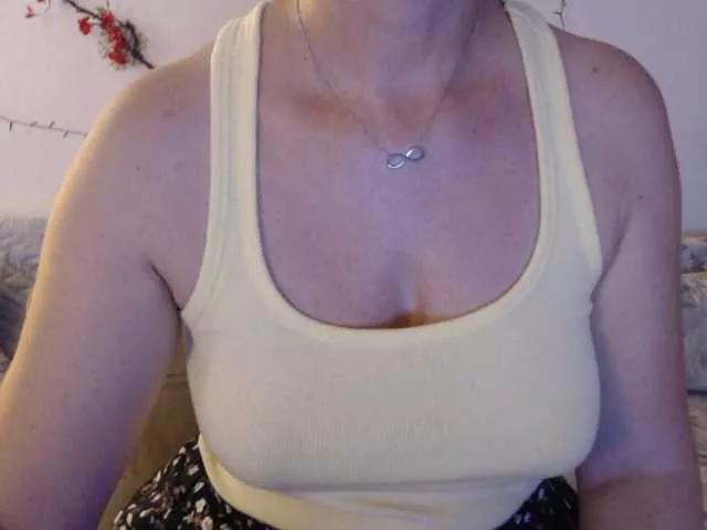 goodSnowQueen from BongaCams is Freechat