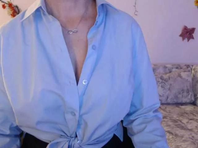 goodSnowQueen from BongaCams
