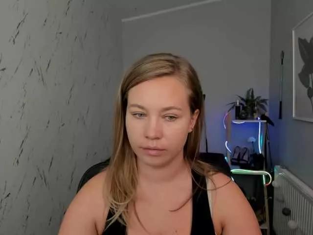 hollyBB from BongaCams