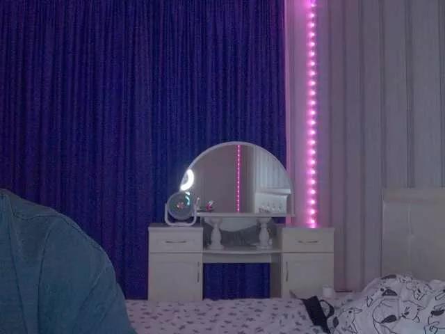 hollyJoys from BongaCams