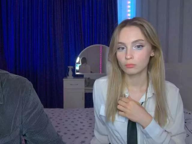 hollyJoys from BongaCams