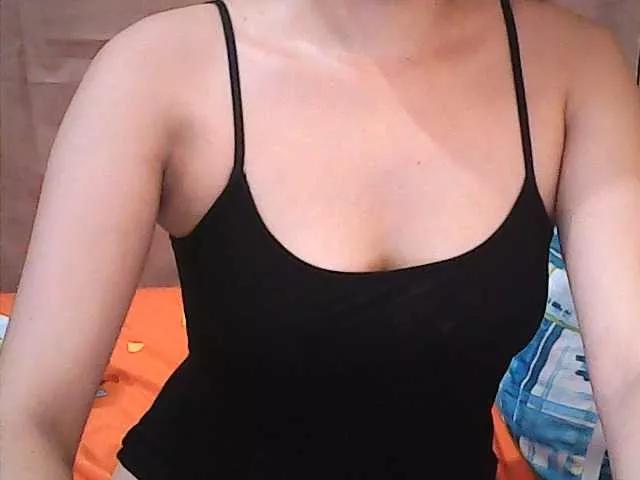 Hottieluna01 from BongaCams