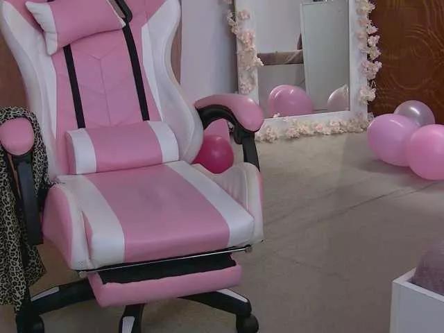 Explore our live girls sluts from our Custom and Multi clubs and checkout exclusive access to highly interactive content, such as shape, hair, titties, pussy type and many more.
