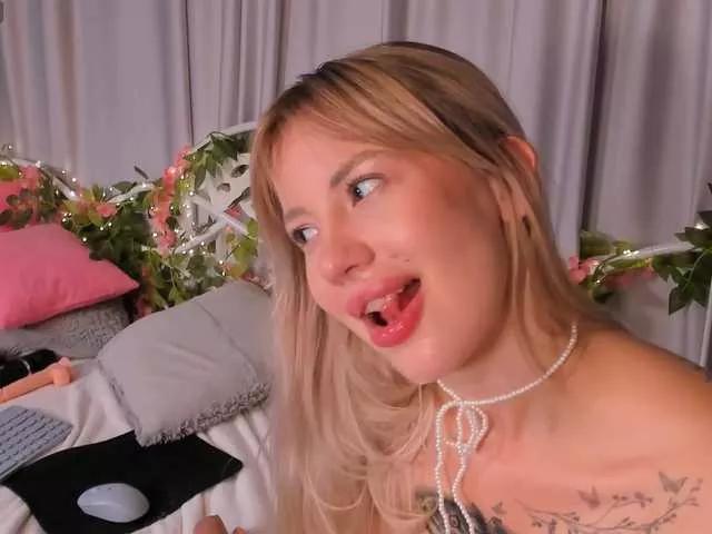 Explore our live girls sluts from our Custom and Multi clubs and checkout exclusive access to highly interactive content, such as shape, hair, titties, pussy type and many more.