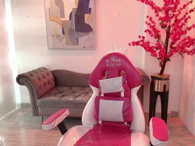 Explore our live girls sluts from our Custom and Multi clubs and checkout exclusive access to highly interactive content, such as shape, hair, titties, pussy type and many more.
