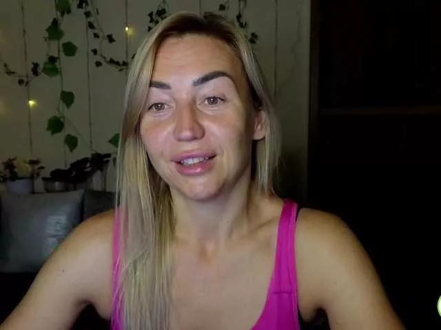 Jullyblondkiss from BongaCams
