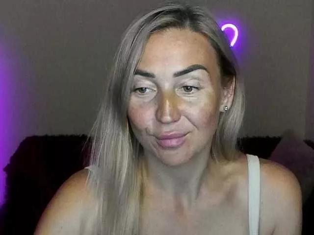 Jullyblondkiss from BongaCams