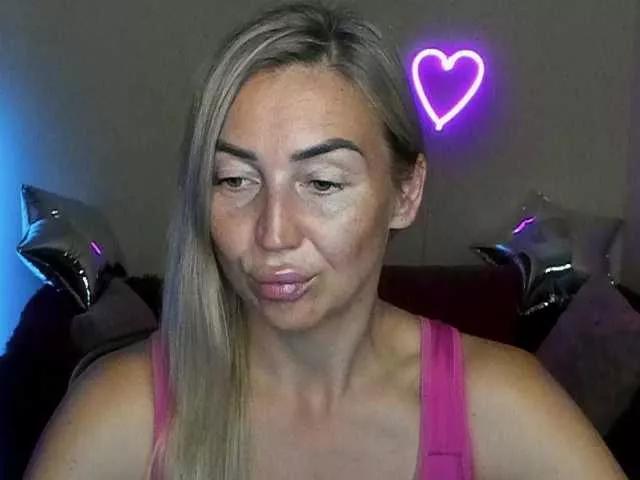 Jullyblondkiss from BongaCams