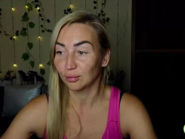 Jullyblondkiss from BongaCams is Freechat