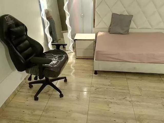 Explore our live girls sluts from our Custom and Multi clubs and checkout exclusive access to highly interactive content, such as shape, hair, titties, pussy type and many more.