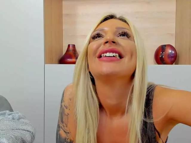 Explore our live girls sluts from our Custom and Multi clubs and checkout exclusive access to highly interactive content, such as shape, hair, titties, pussy type and many more.