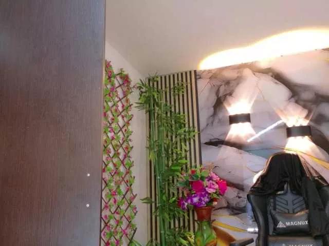 lararoberts1 from BongaCams