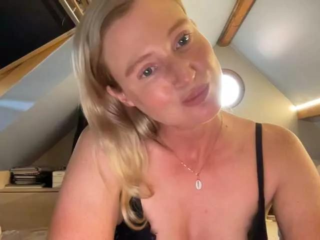 Liliblue1 from BongaCams