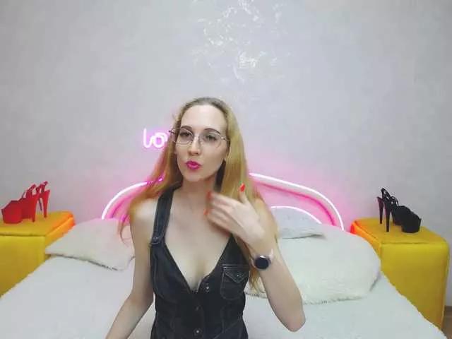 LizzieBrait from BongaCams