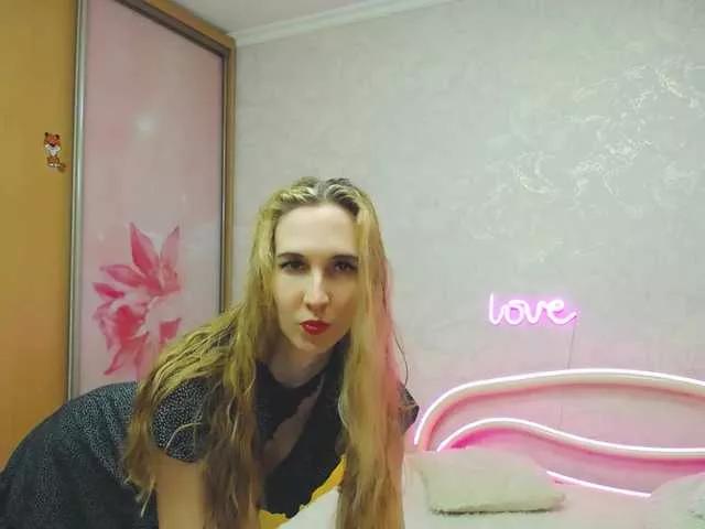 LizzieBrait from BongaCams