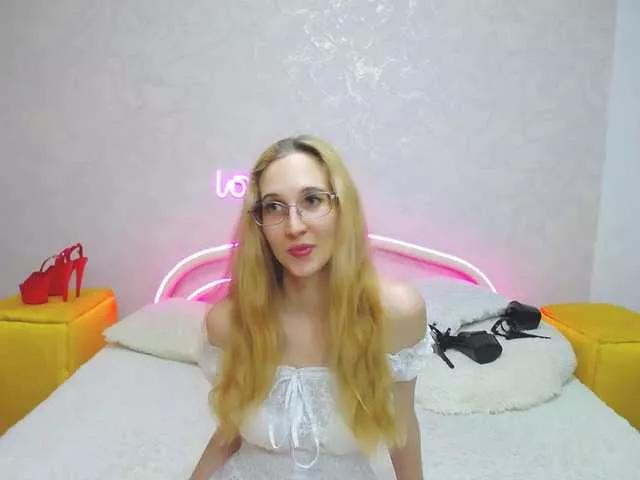 LizzieBrait from BongaCams