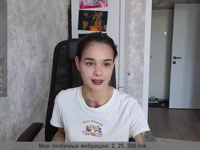 LollyMille from BongaCams