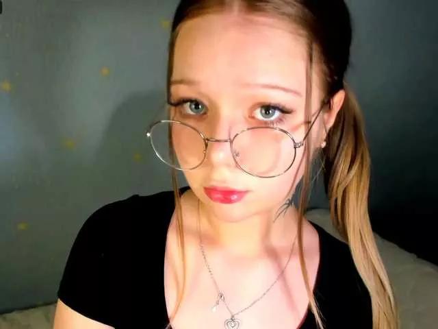 MelMooon from BongaCams