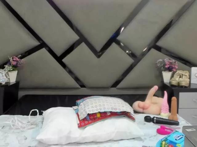 Explore our live girls sluts from our Custom and Multi clubs and checkout exclusive access to highly interactive content, such as shape, hair, titties, pussy type and many more.