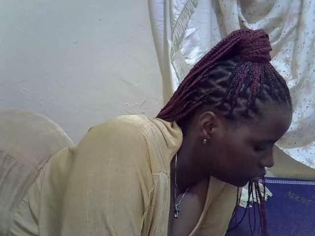 Queen-Triz from BongaCams