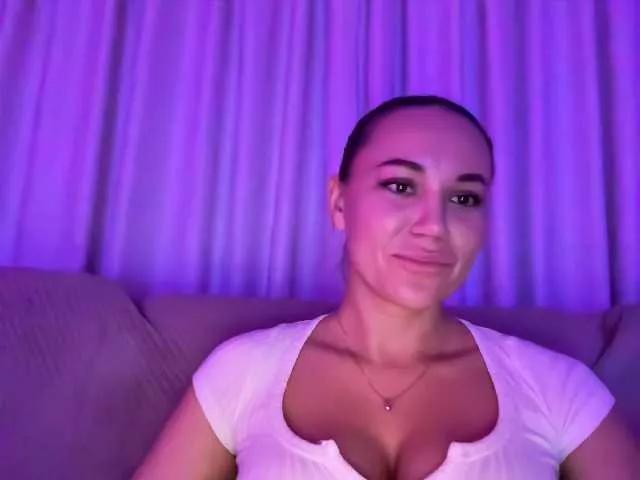 QWEENII from BongaCams