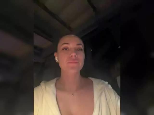 QWEENII from BongaCams