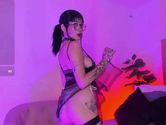 sasha-yaklove999 from BongaCams