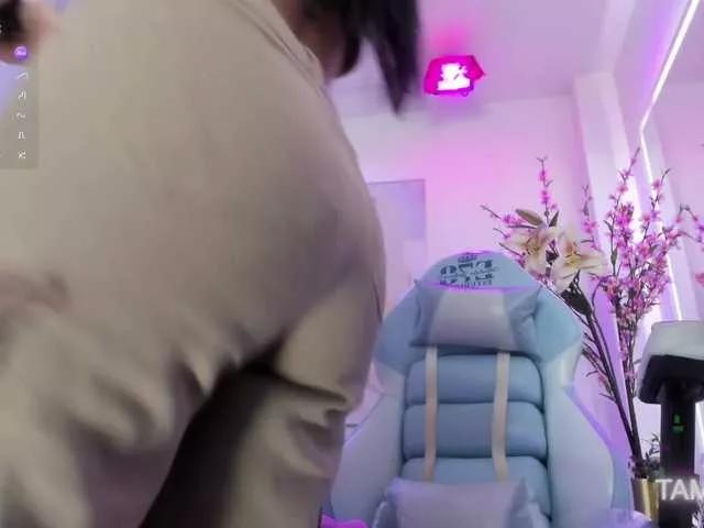 Explore our live girls sluts from our Custom and Multi clubs and checkout exclusive access to highly interactive content, such as shape, hair, titties, pussy type and many more.