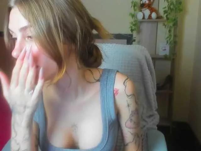 Explore our live girls sluts from our Custom and Multi clubs and checkout exclusive access to highly interactive content, such as shape, hair, titties, pussy type and many more.