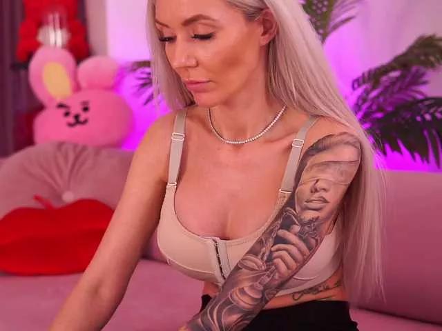 Explore our live girls sluts from our Custom and Multi clubs and checkout exclusive access to highly interactive content, such as shape, hair, titties, pussy type and many more.