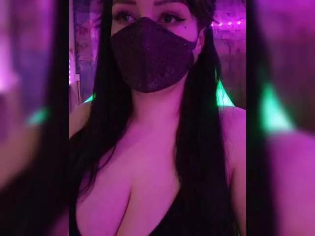 YennSI from BongaCams