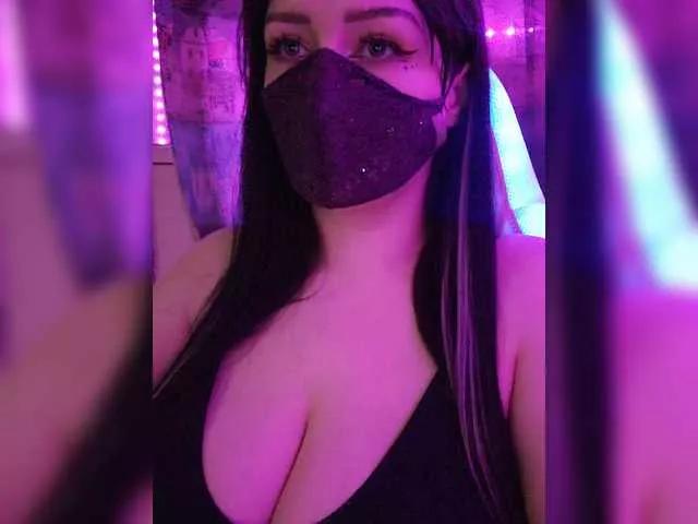 YennSI from BongaCams