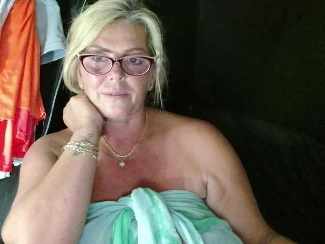 YulliaMilf from BongaCams
