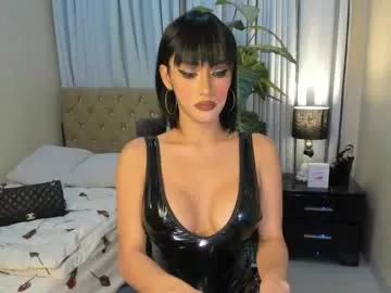 bombshelllaurax from Chaturbate