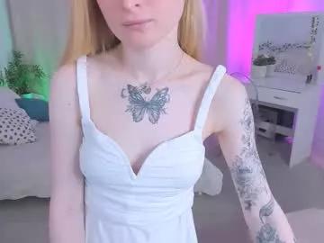 laly_peach from Chaturbate