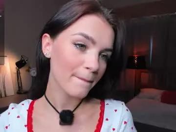 synne_glows from Chaturbate