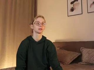larraine_aparicio from Flirt4Free