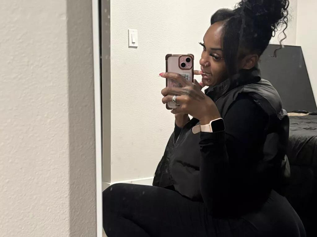Yngtightbeauty webcams show profile image 