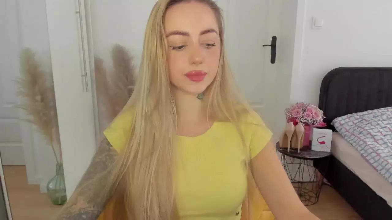 FlowerCoralie webcams show profile image 
