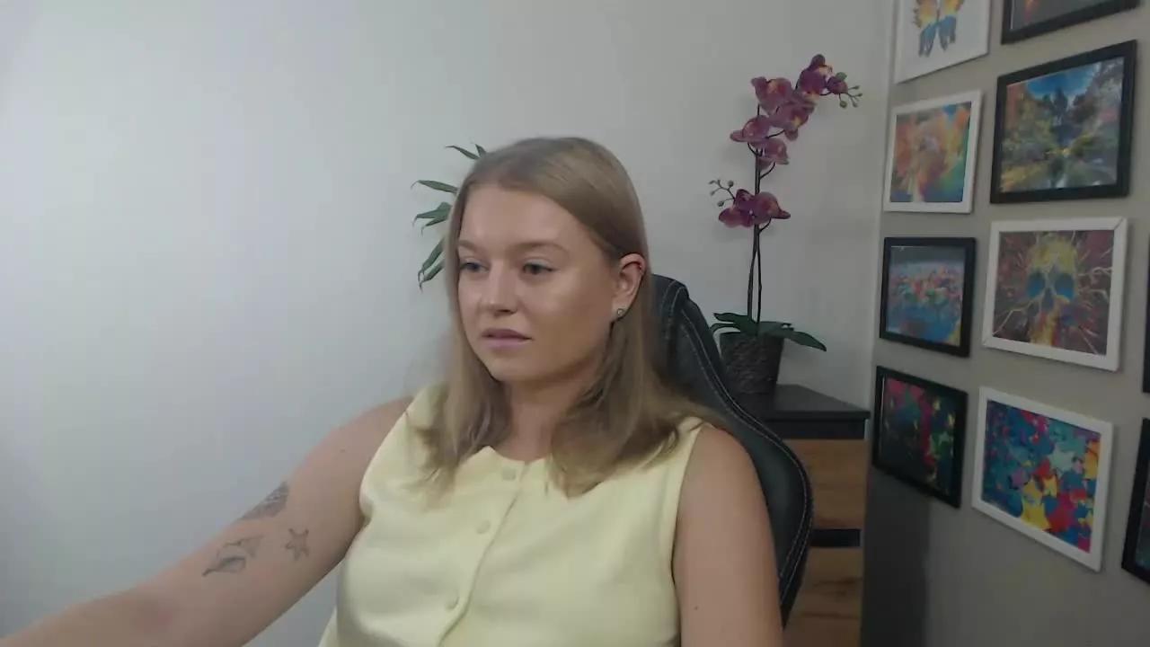LittleERICA webcams show profile image 