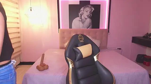 Explore our live girls sluts from our Custom and Multi clubs and checkout exclusive access to highly interactive content, such as shape, hair, titties, pussy type and many more.