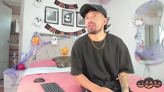 _JustXFriends_ from StripChat is Freechat