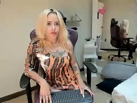 Explore our live girls sluts from our Custom and Multi clubs and checkout exclusive access to highly interactive content, such as shape, hair, titties, pussy type and many more.