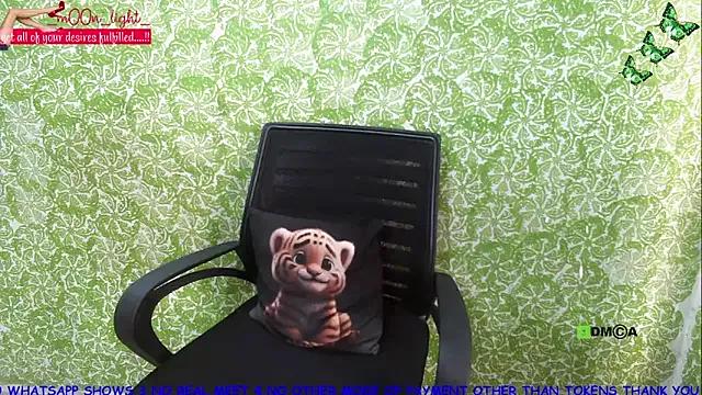 _mOOn_light_ from StripChat