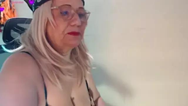 Explore our live girls sluts from our Custom and Multi clubs and checkout exclusive access to highly interactive content, such as shape, hair, titties, pussy type and many more.