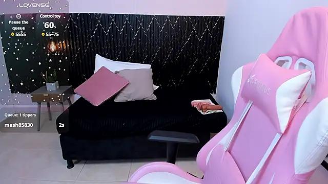 Explore our live girls sluts from our Custom and Multi clubs and checkout exclusive access to highly interactive content, such as shape, hair, titties, pussy type and many more.