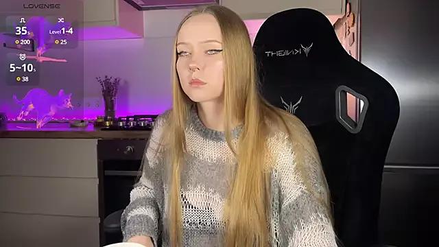 aaliceonthemoon from StripChat