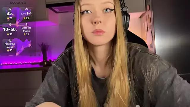 aaliceonthemoon from StripChat